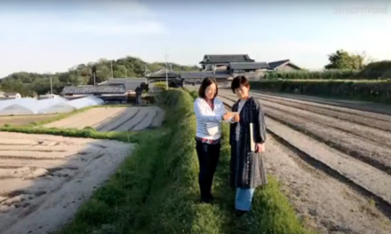 水田で無線テレビを見て賛美するアジア人！？！ Worshipping while watching unplugged TV sets in Asia!?